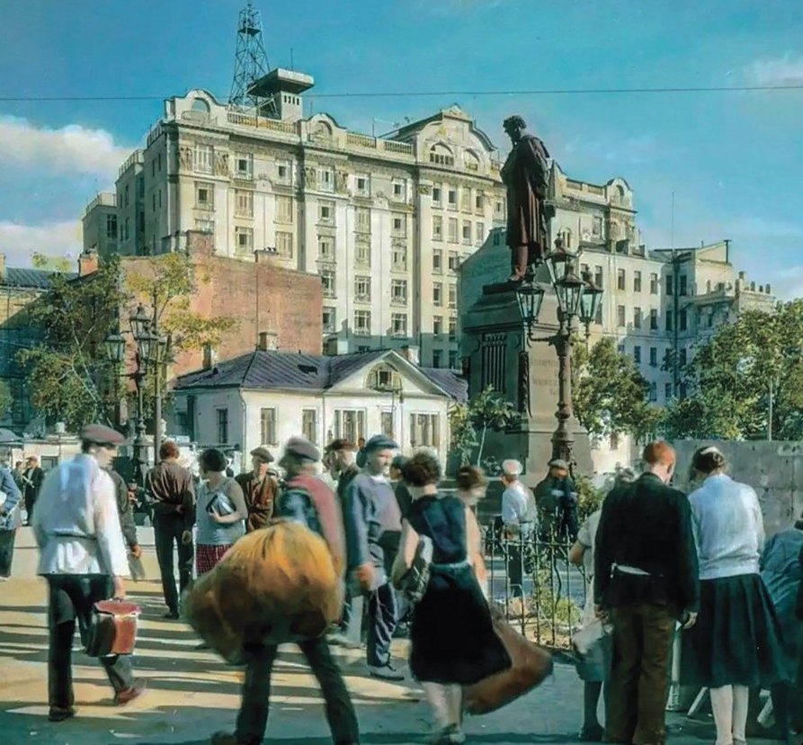 Архивный вид Москвы и Дома Нирнзее
